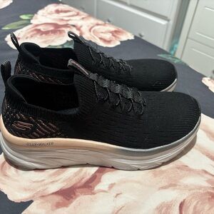 Women’s Skechers D'LUX Walker Slip-On Sneakers